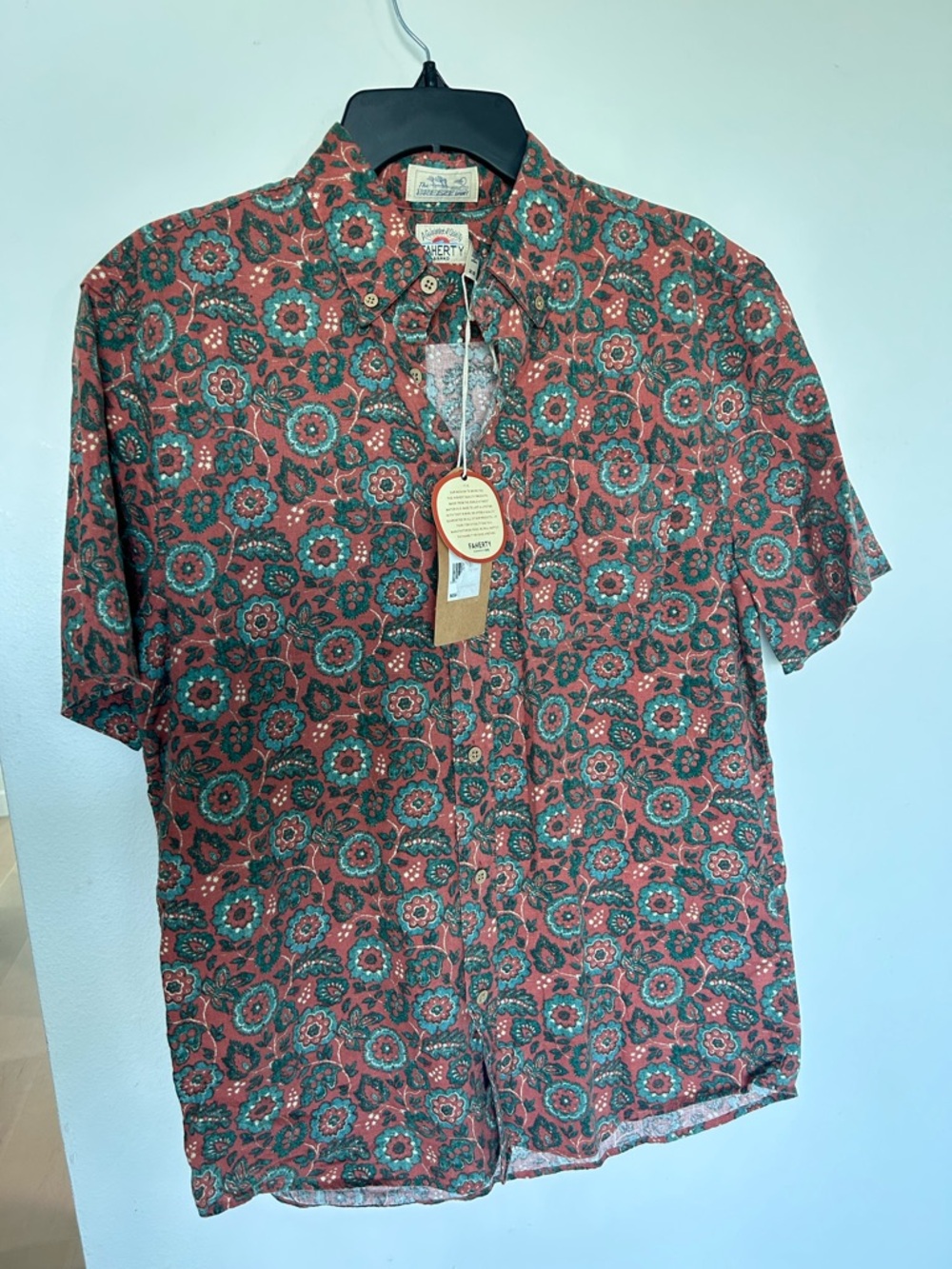 Faherty short sleeve breeze shirt, RQB rose, turquoise blossom size M, linen NWT
